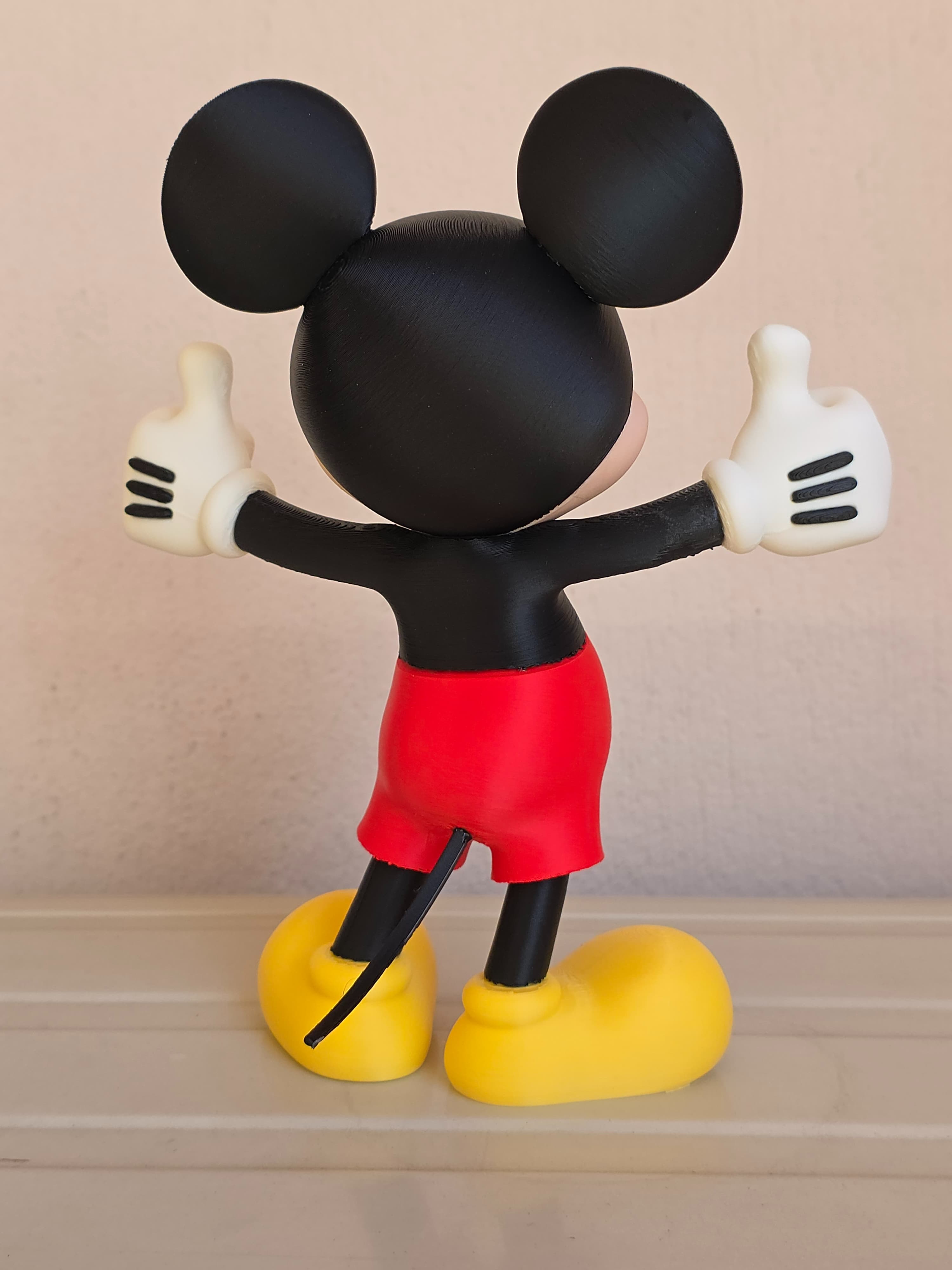 Mickey Mouse (pose levée) — figurine multicolore