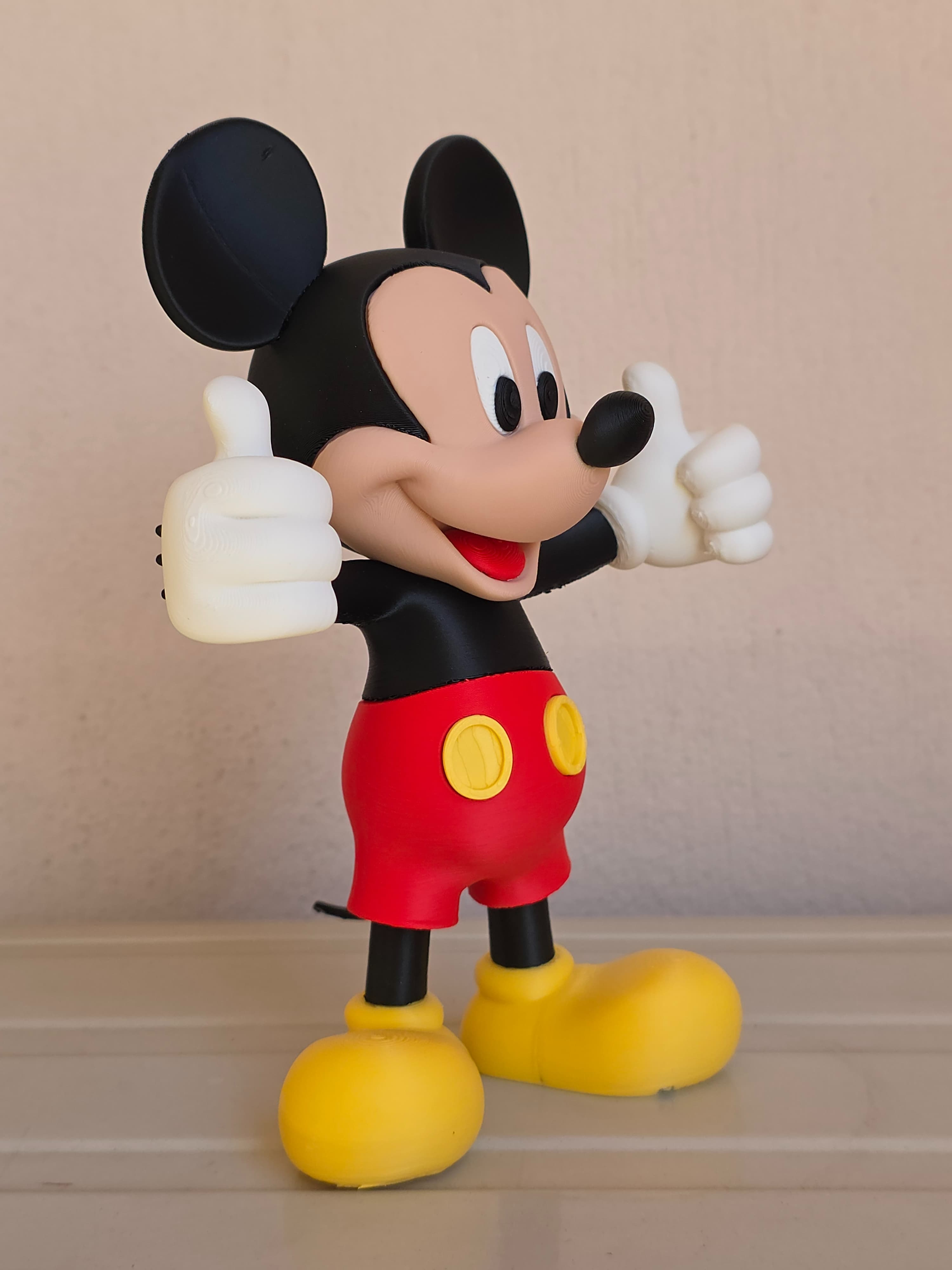 Mickey Mouse (pose levée) — figurine multicolore