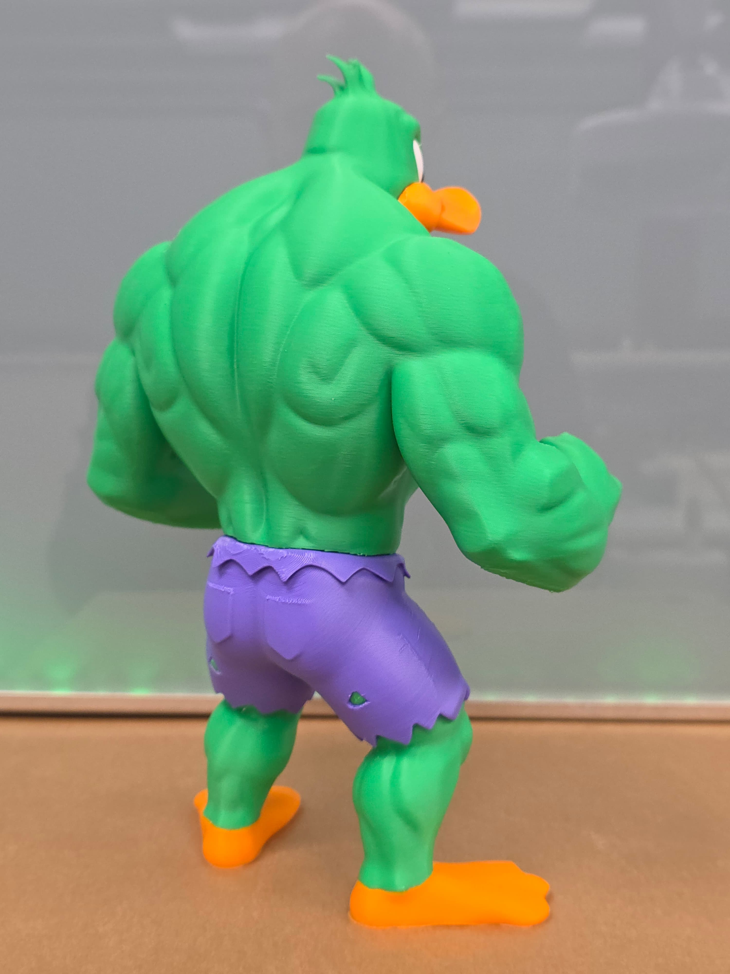 Daffy Duck en Hulk — figurine multicolore