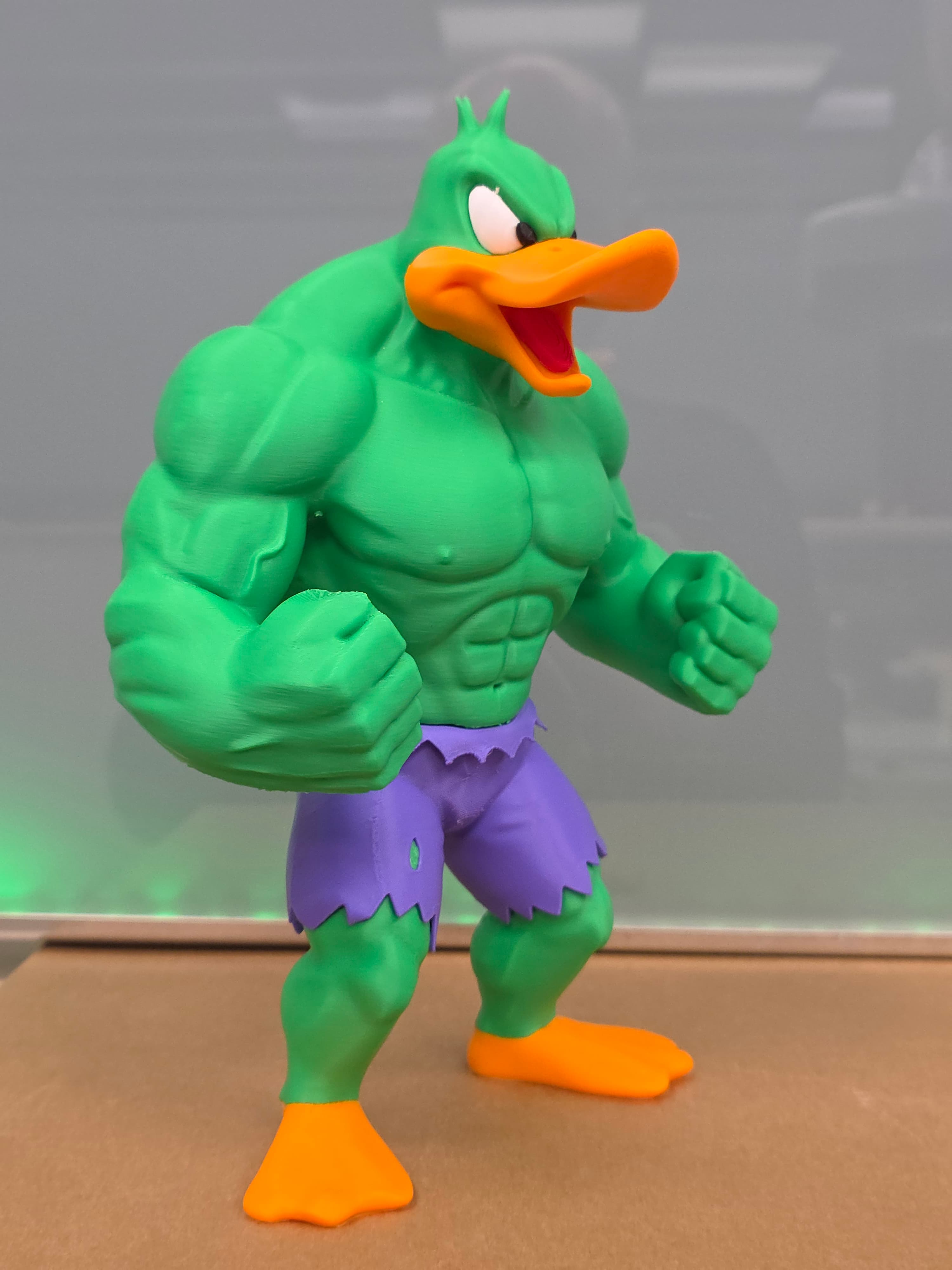 Daffy Duck en Hulk — figurine multicolore