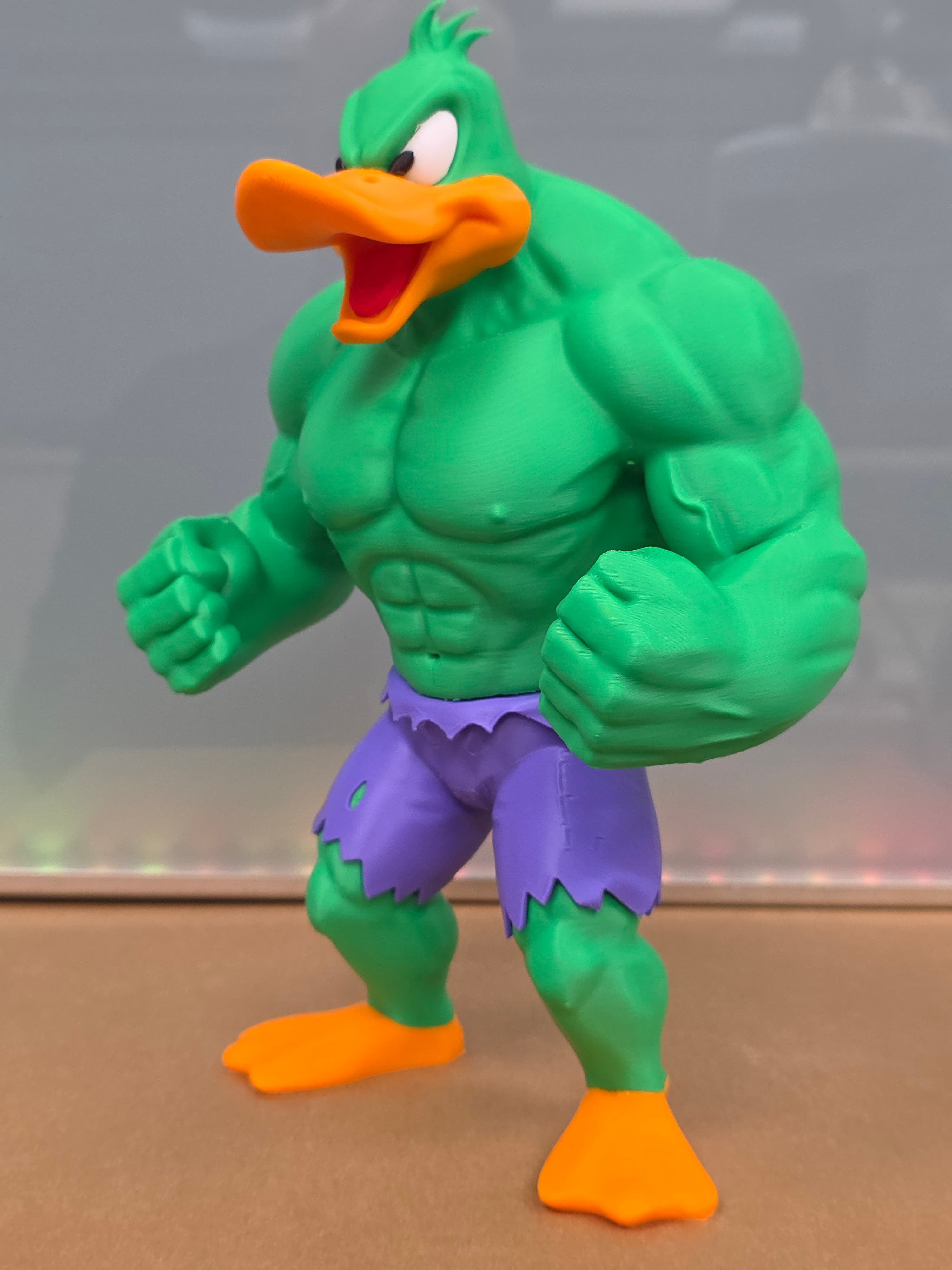 Daffy Duck en Hulk — figurine multicolore
