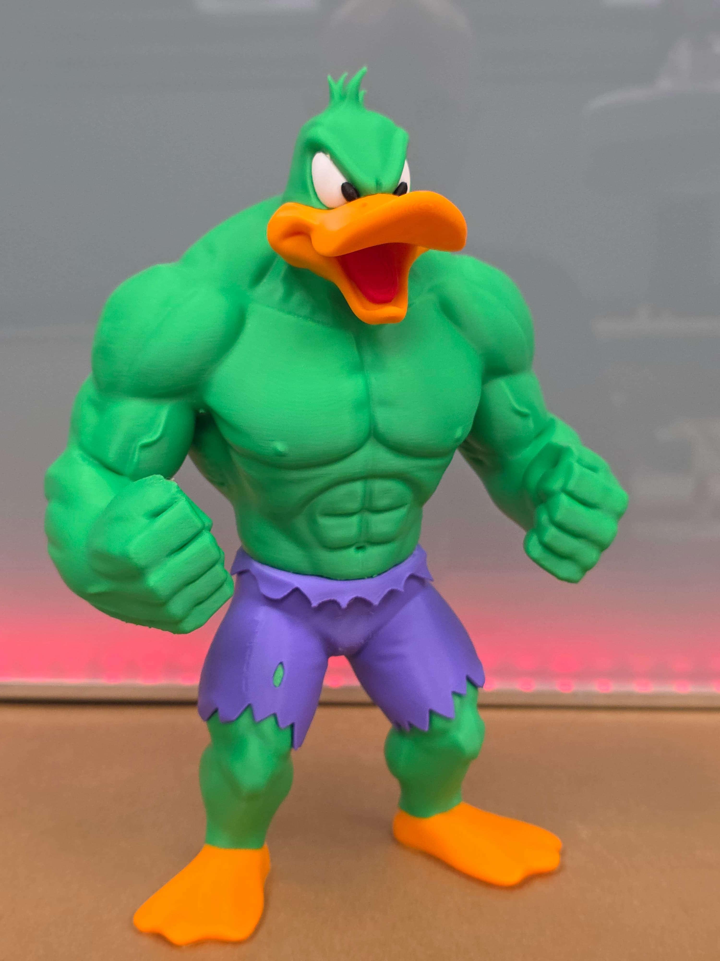 Daffy Duck en Hulk — figurine multicolore