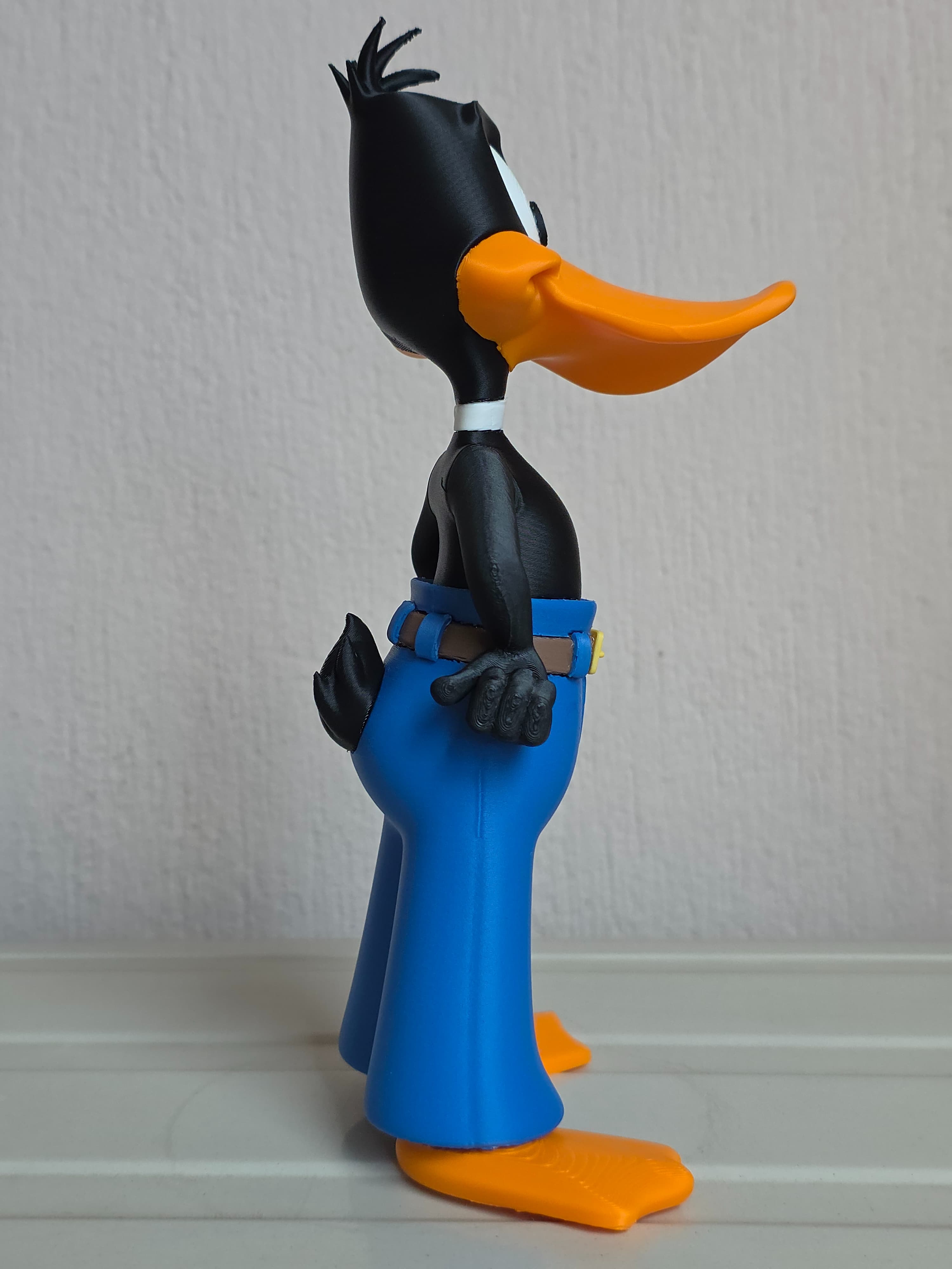 Daffy Duck en salopette — figurine multicolore