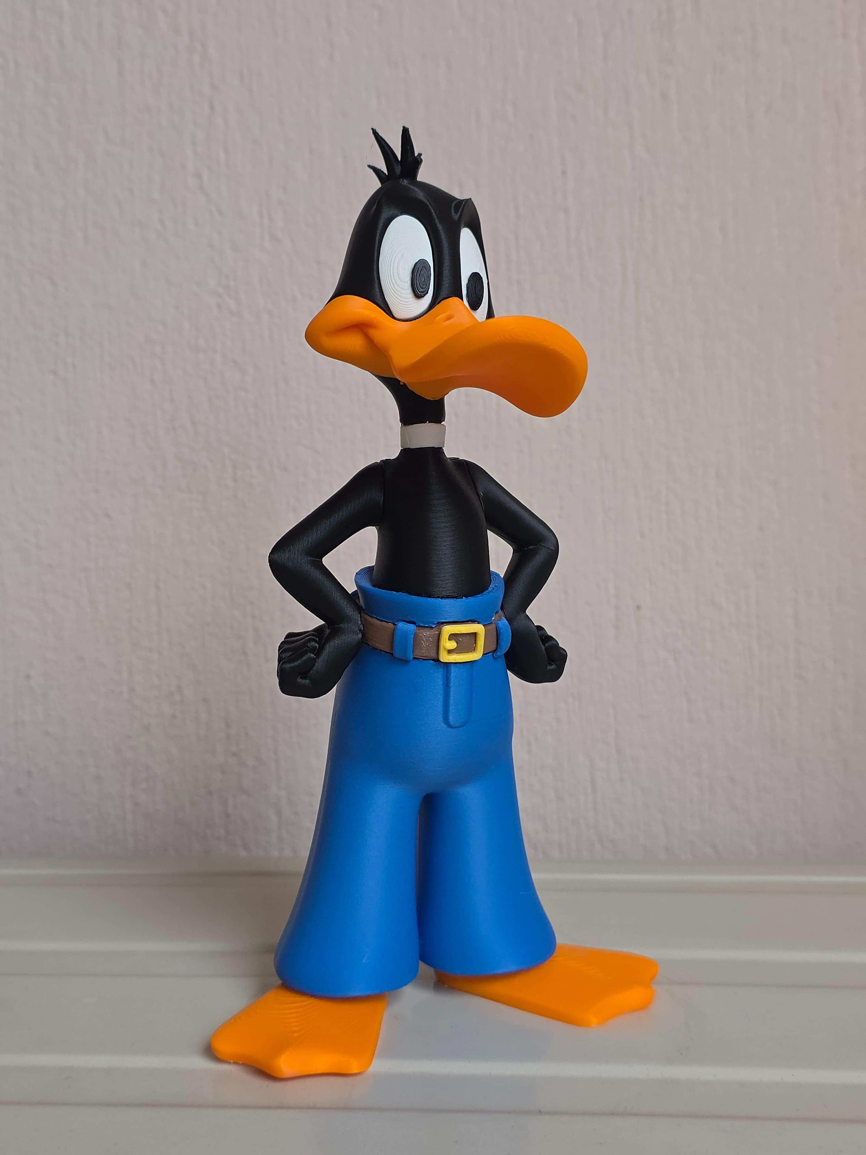 Daffy Duck en salopette — figurine multicolore