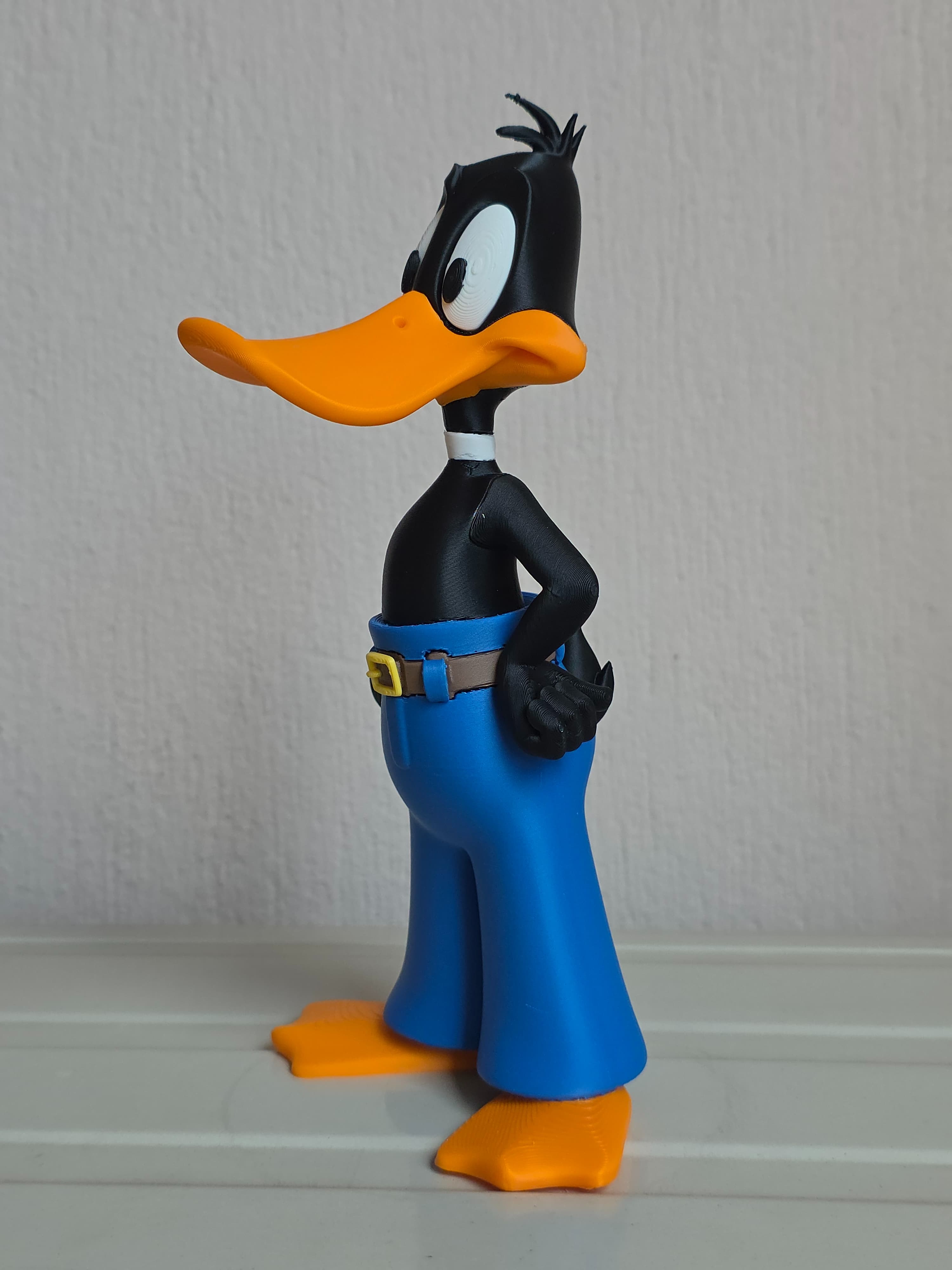 Daffy Duck en salopette — figurine multicolore