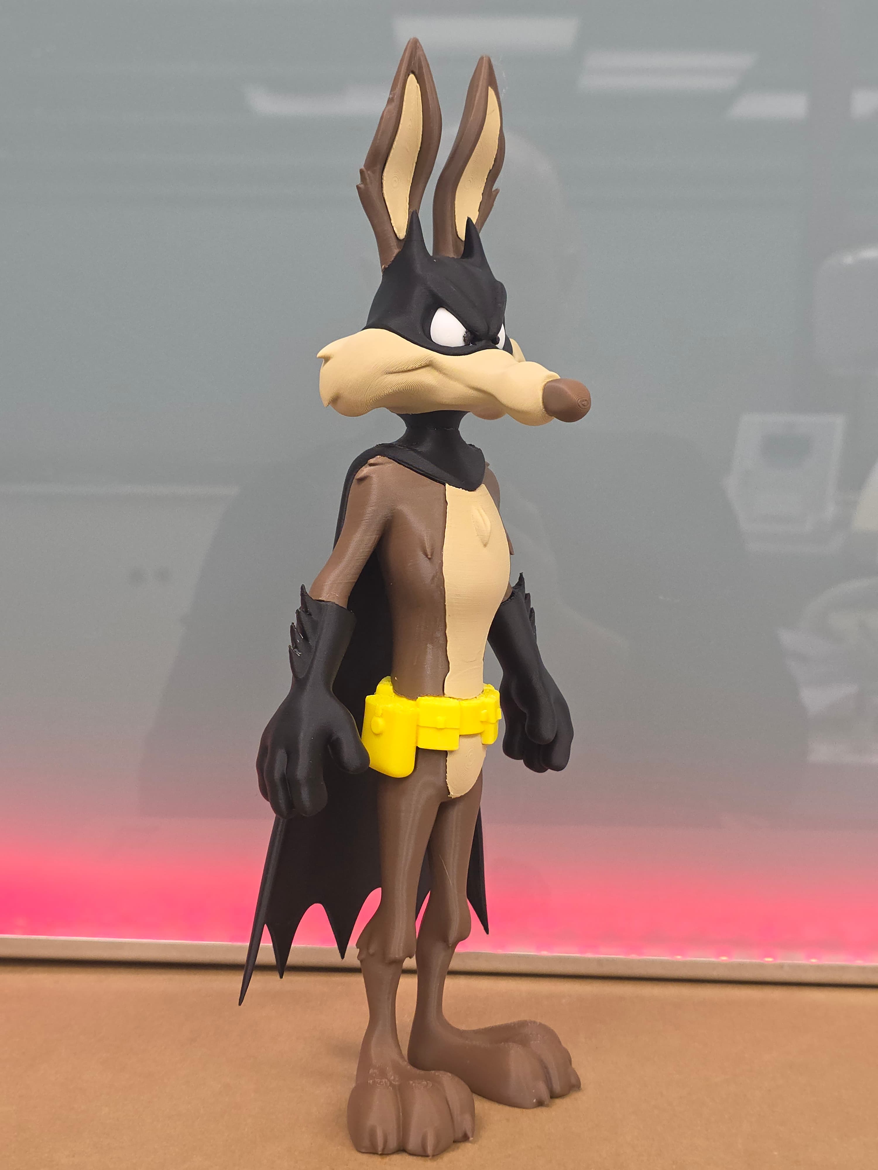 Vil Coyote en Batman — figurine multicolore