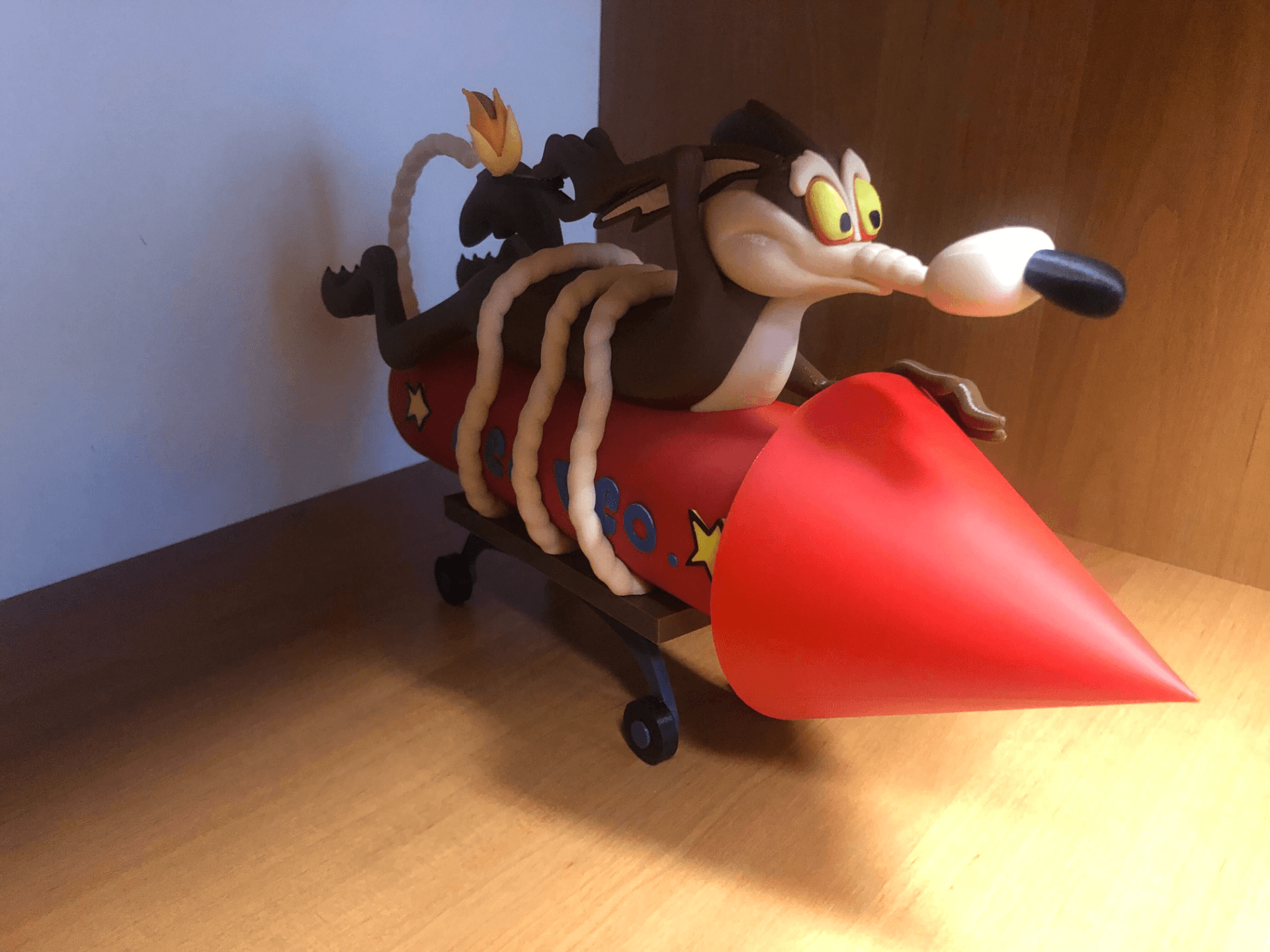 Vil Coyote (fusée ACME) — figurine multicolore