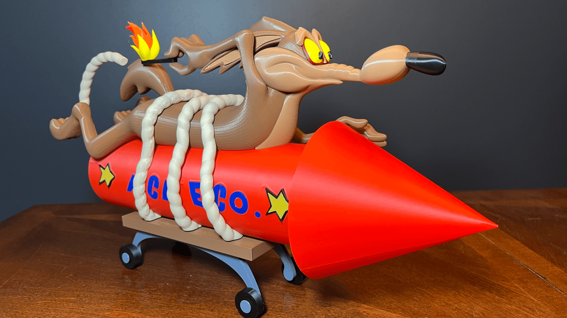 Vil Coyote (fusée ACME) — figurine multicolore