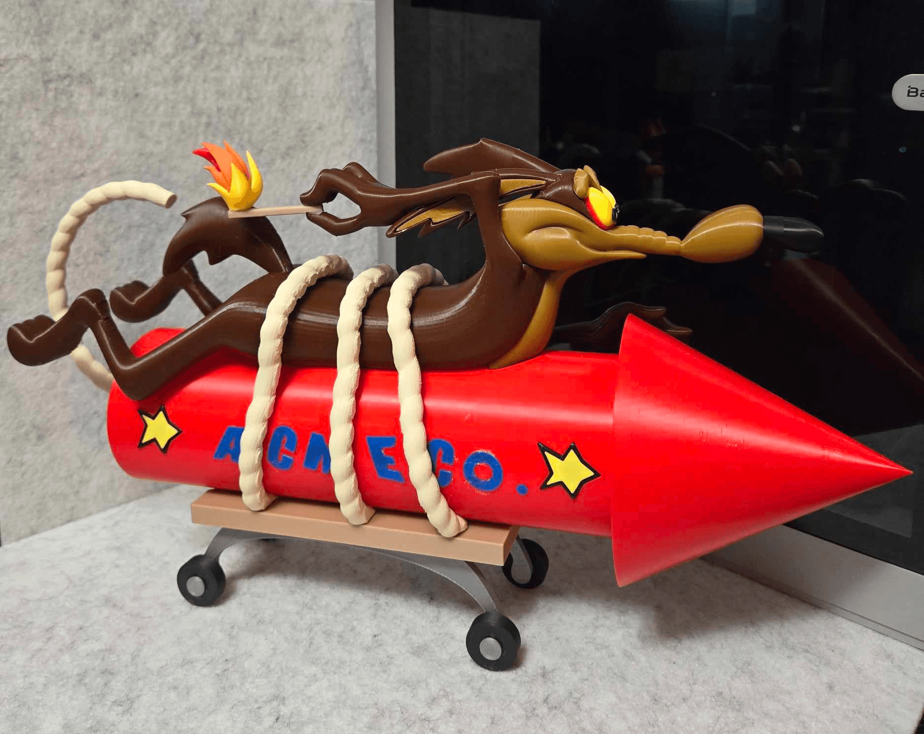 Vil Coyote (fusée ACME) — figurine multicolore