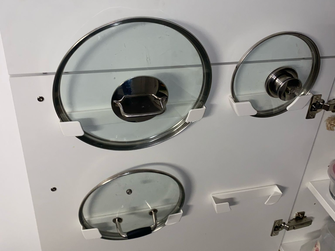 Porte-couvercles pour porte de placard
